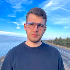 Portrait of a Flexum team member by the sea